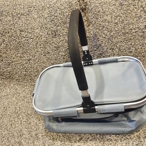 La Z Boy Insulated Collapsible Picnic Basket - Promo Item - La-Z-Boy - Picture 2 of 6